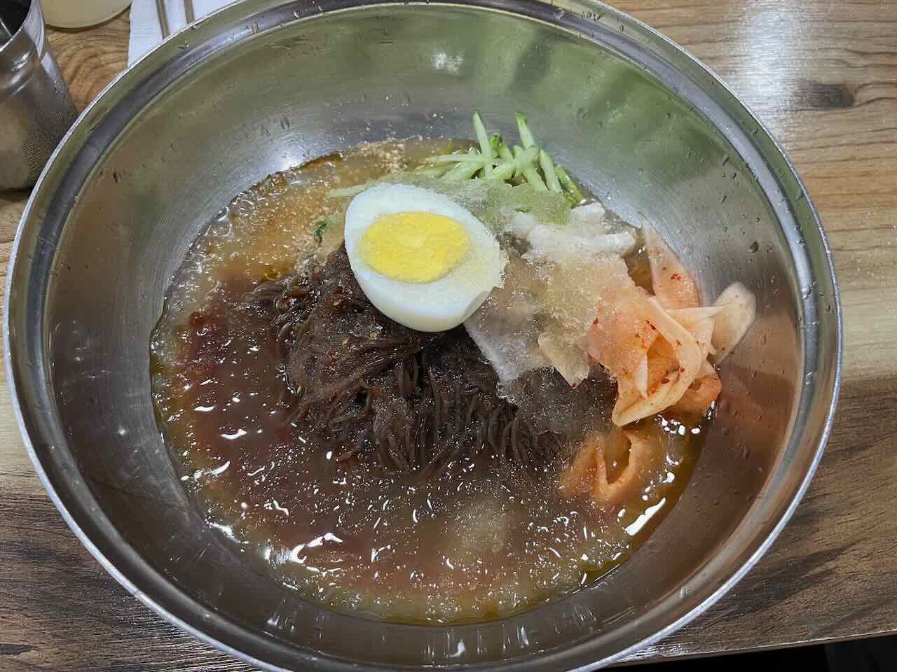 육수를 넣은 비빔냉면 모습