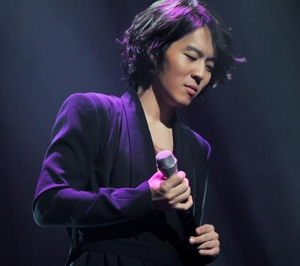 하동균-그녀를-사랑해-줘요-하동균이-보랏-빛-조명의-무대에서-마이크를-들고-있는-사진
