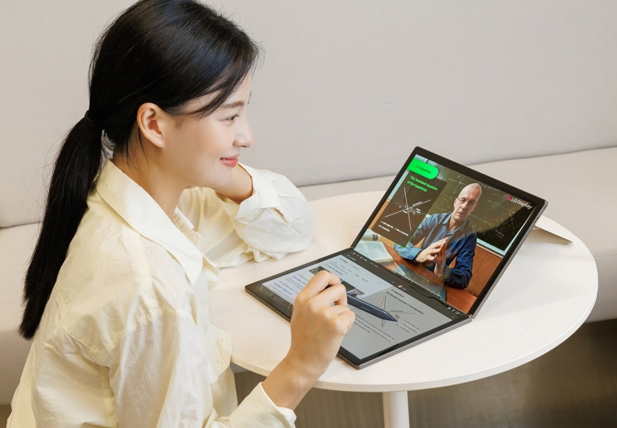 LG디스플레이 모델이 17인치 폴더블 노트북용 OLED로 화상회의를 하고 있다.