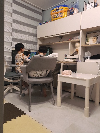 동생도 함께 책상 사용중