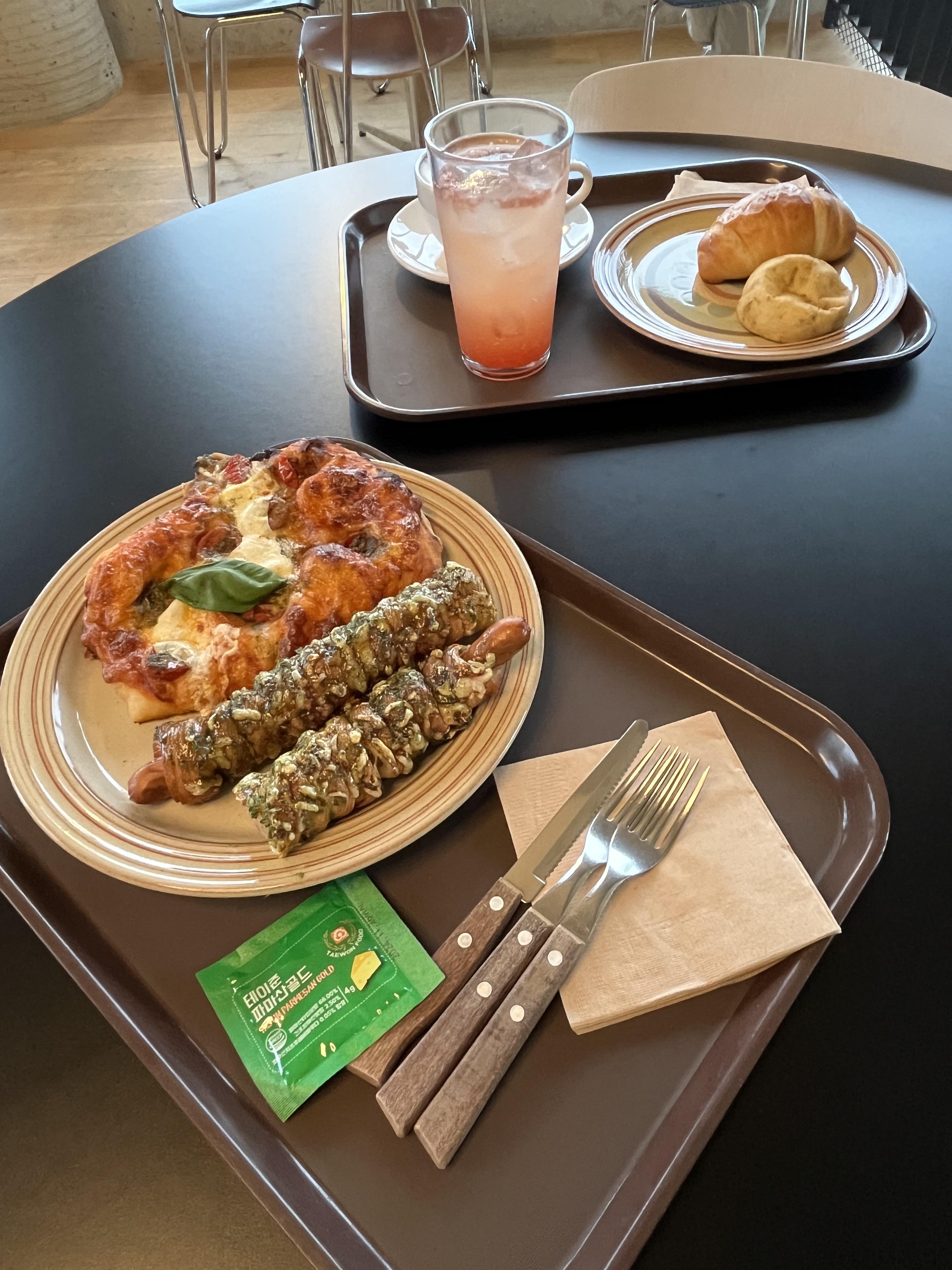 청주 카페 에이커 음료와 빵