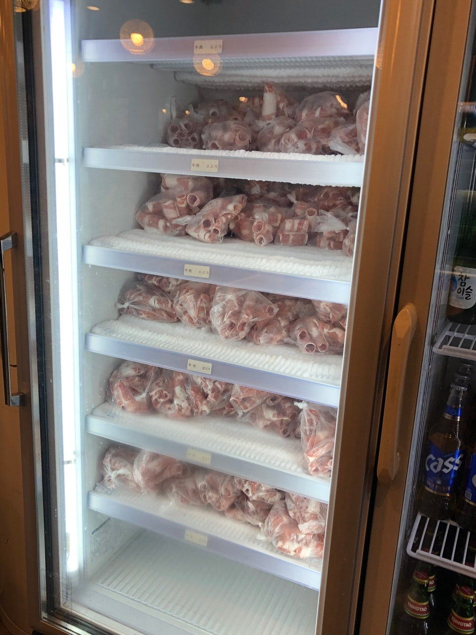 소고기와 양고기를 그램수대로 소분해놓은 비닐봉투가 냉장고 가득 들어있다