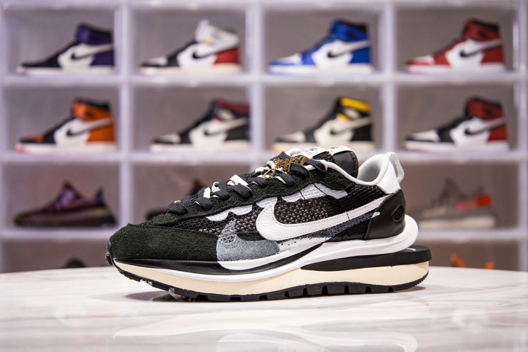  [NIKE x SACAI] 나이키 X 사카이 페가수스 베이퍼와플 블랙 화이트 CV1363-001