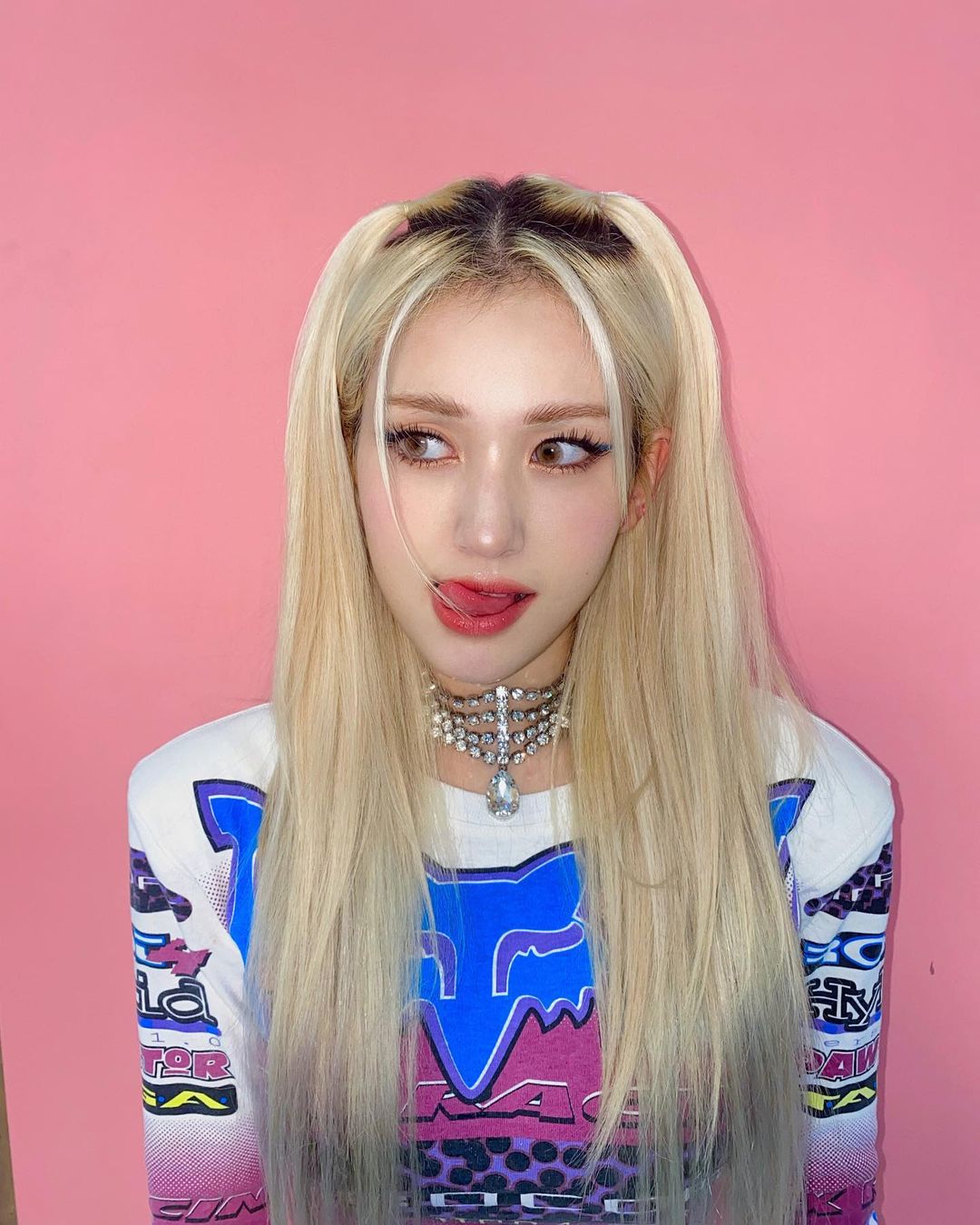 여자아이돌-전소미-몸매-배꼽-청바지-엉덩이-노출 섹시-가슴-허리-골반