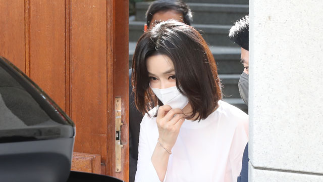  김건희 여사, ‘허위 경력 의혹’ 서면 조사서에 50일 넘게 미회신 조만간 제출 예상 연구실적과 수상 이력 등을 부풀려 5개 대학에 채용됐단 의혹 법과 원칙 예외 없어 일부 무협의 종결