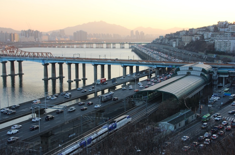  대중 교통의 중요성과 자동차 사용 감소