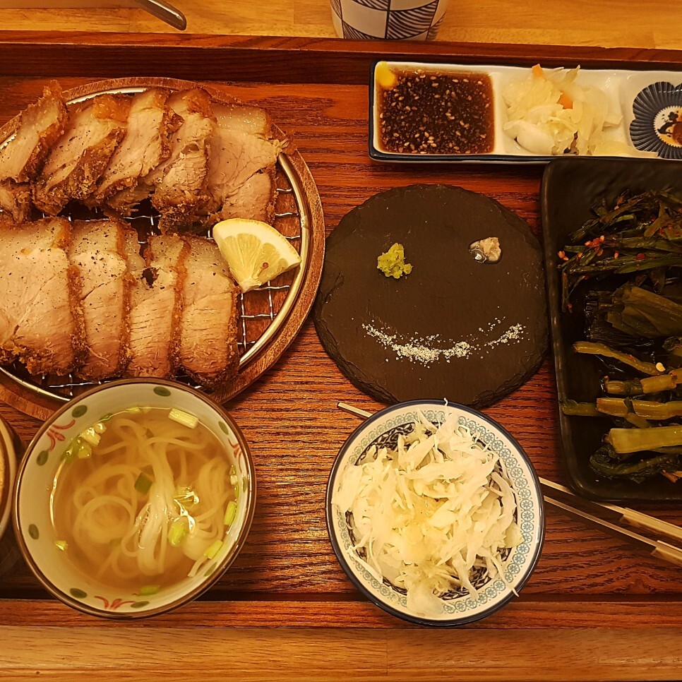  대구 수성못 경양카츠에서 튀긴 족발 먹어봤어요.