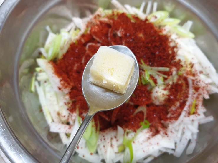 무생채 맛있게 하는법 절이지 않는 새콤달콤 무생채 황금레시피 - 파인리뷰 무생채 맛있게 하는법 절이지 않는 새콤달콤 무생채 황금레시피 - 파인리뷰