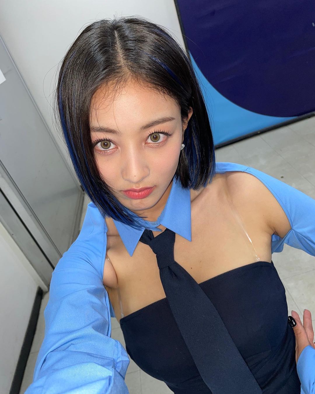  트와이스 지효 2가지 넥타이 패션 드레스 인스타그램 사진