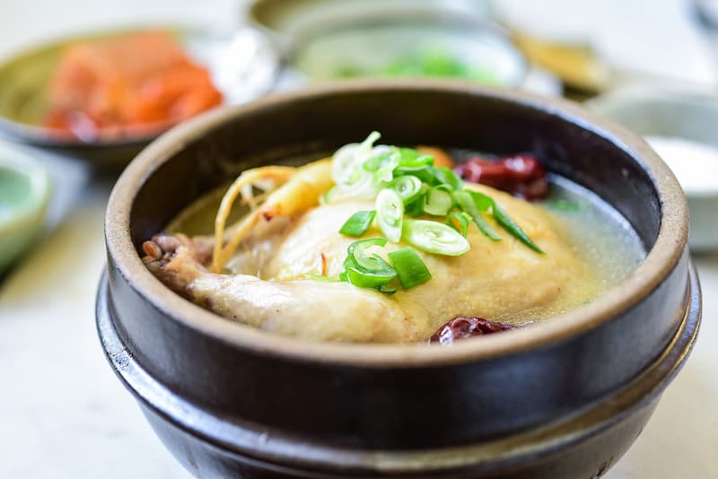 대추, 인삼, 찹쌀이 들어간 진한 육수의 전통 삼계탕이 그릇에 담겨진 모습