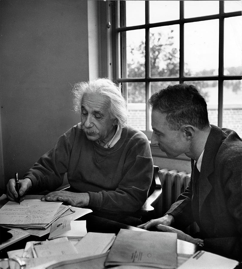 아이젠슈타트가 찍은 알버트 아인슈타인(Albert Einstein)과 로버트 오펜하이머(Robert Oppenheimer) 박사 - 출처 : lifephotostore