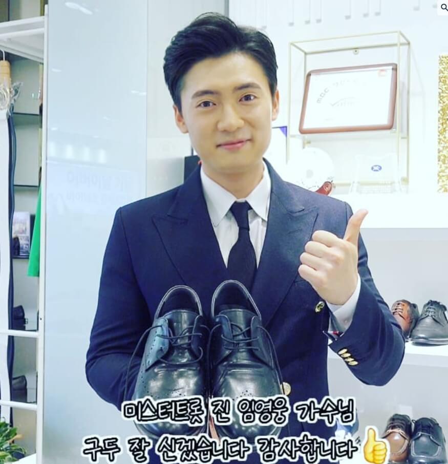 구두를-들고있는-정장입은-남성의모습