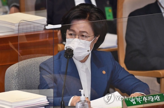  秋, '지지율 1위' 尹 맹공…"사퇴하고 정치하라"(종합)