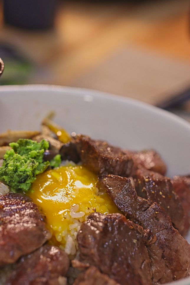 밥그릇에 계란 노른자