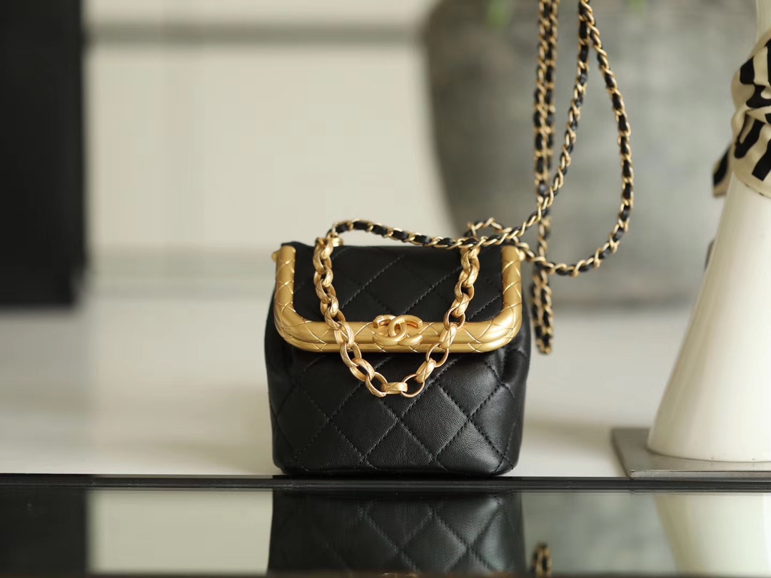  [CHANEL] 샤넬 스몰 키스락백 램스킨 AS1885 B03428 94305