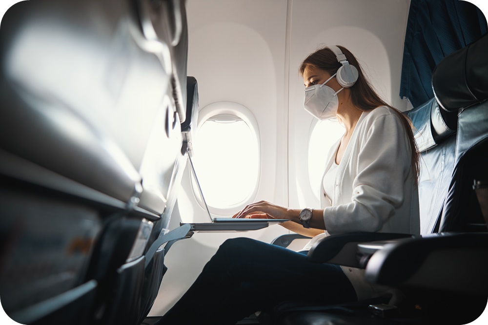 비행기내-낮-창가석-노트북-하고있는-젊은-여성
