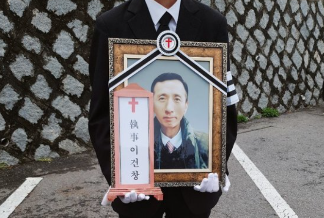 "6년 전 간 이식으로 새삶 얻은 60대 남성" 가족과 함께 행복한 삶 살다 다시 장기 재기증하고 하늘로 떠난 이건창 씨