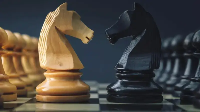 체스게임의 체스 말 검은색 나이트와 노란색 나이트가 대립하는 모습으로 치킨게임을 묘사하고 있다.
