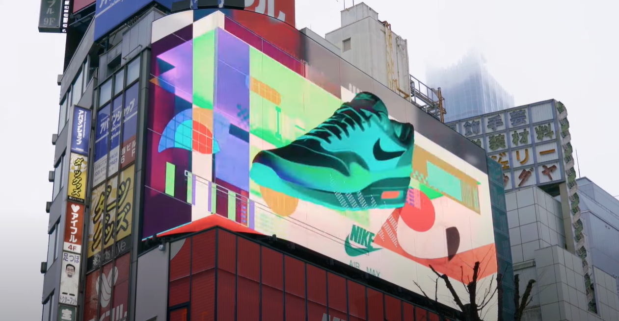  일본 신주쿠에 나타난 거대한 나이키 에어맥스 3D 옥외광고
