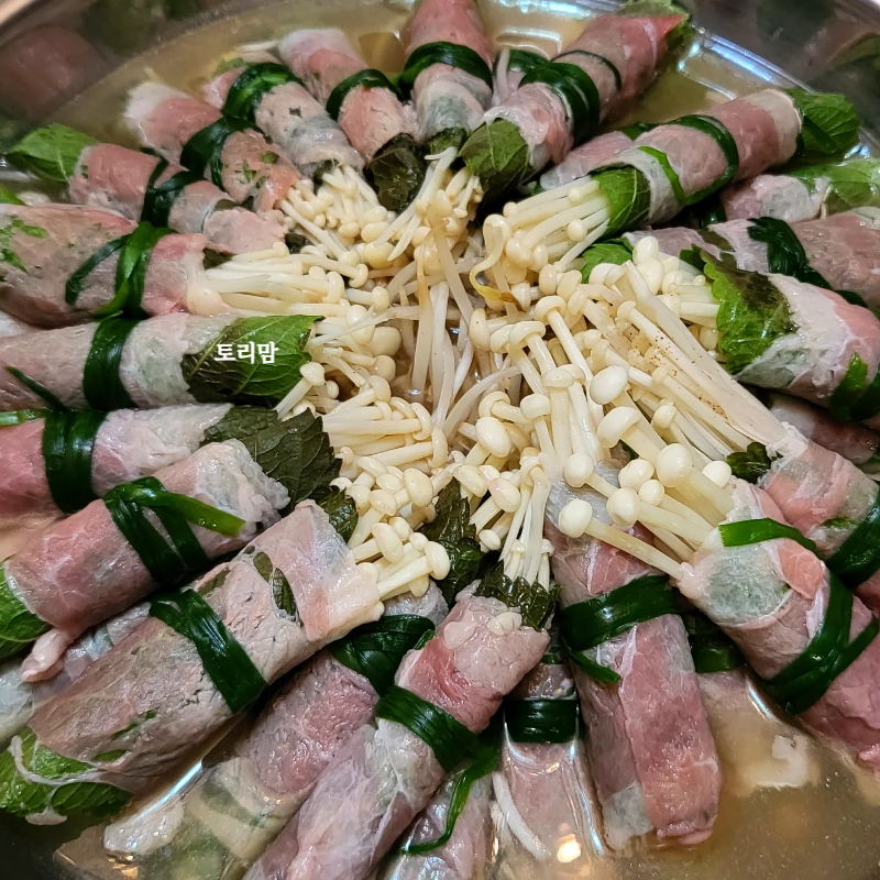 차돌박이에 깻잎,팽이버섯,숙주나물을 넣어 말아 만든 차돌박이 팽이숙주말이 요리이다. 여기다가 육수를 부어 샤브샤브로 만들었다. 토리맘 블로그.