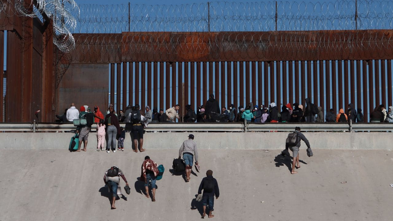 두손 든 바이든&#44; 이제사 국경 불법 이민 막는다...트럼프가 옳았다 VIDEO: Biden approves new section of border wall as Mexico crossings rise