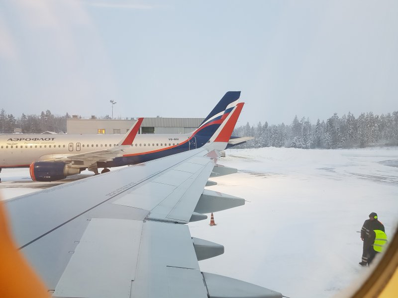 아에로플로트 비행기 창 밖으로 눈이 쌓여있다.