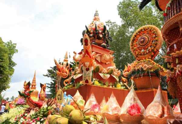 10월 제사 축제 (Phra Paenu Bun Sat Duean Sib)
