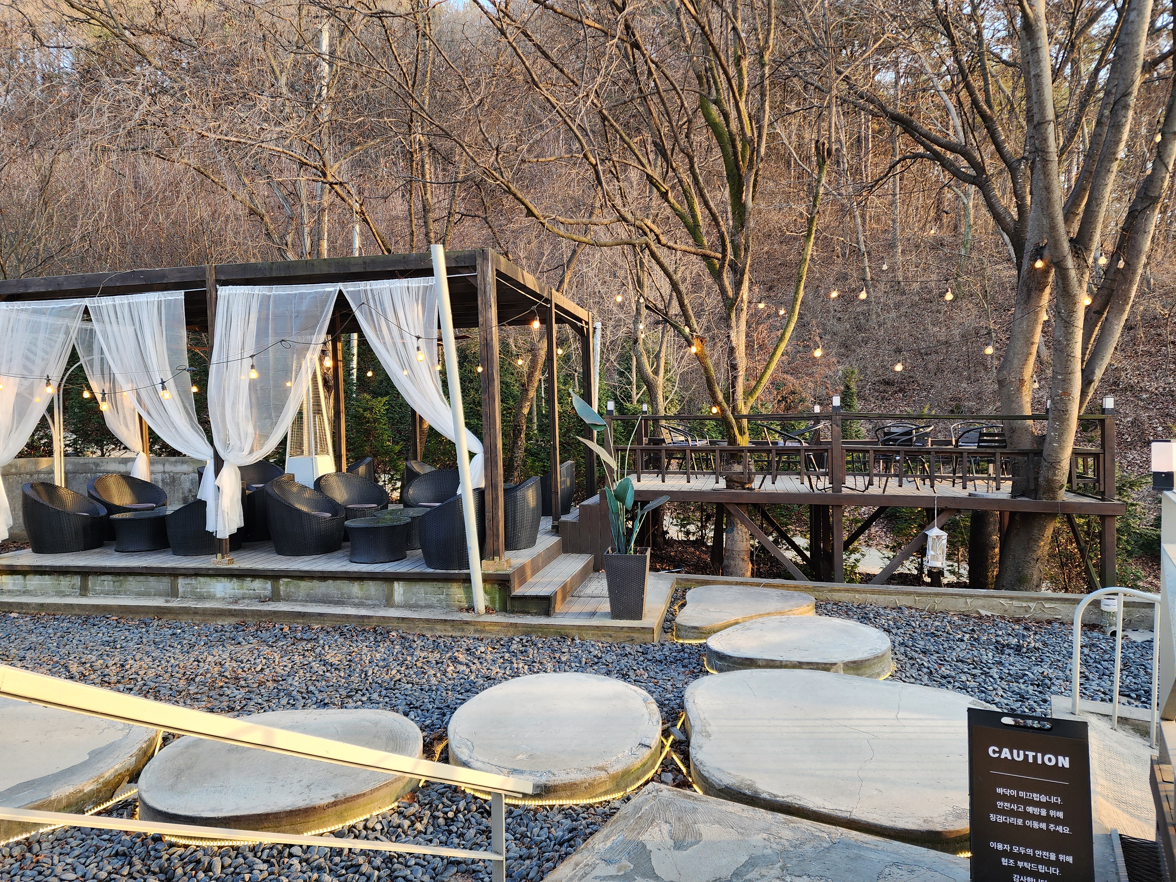 에브리 선데이 카페 2층 야외석