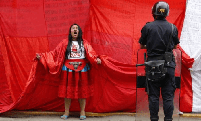시위중인 페루 여성