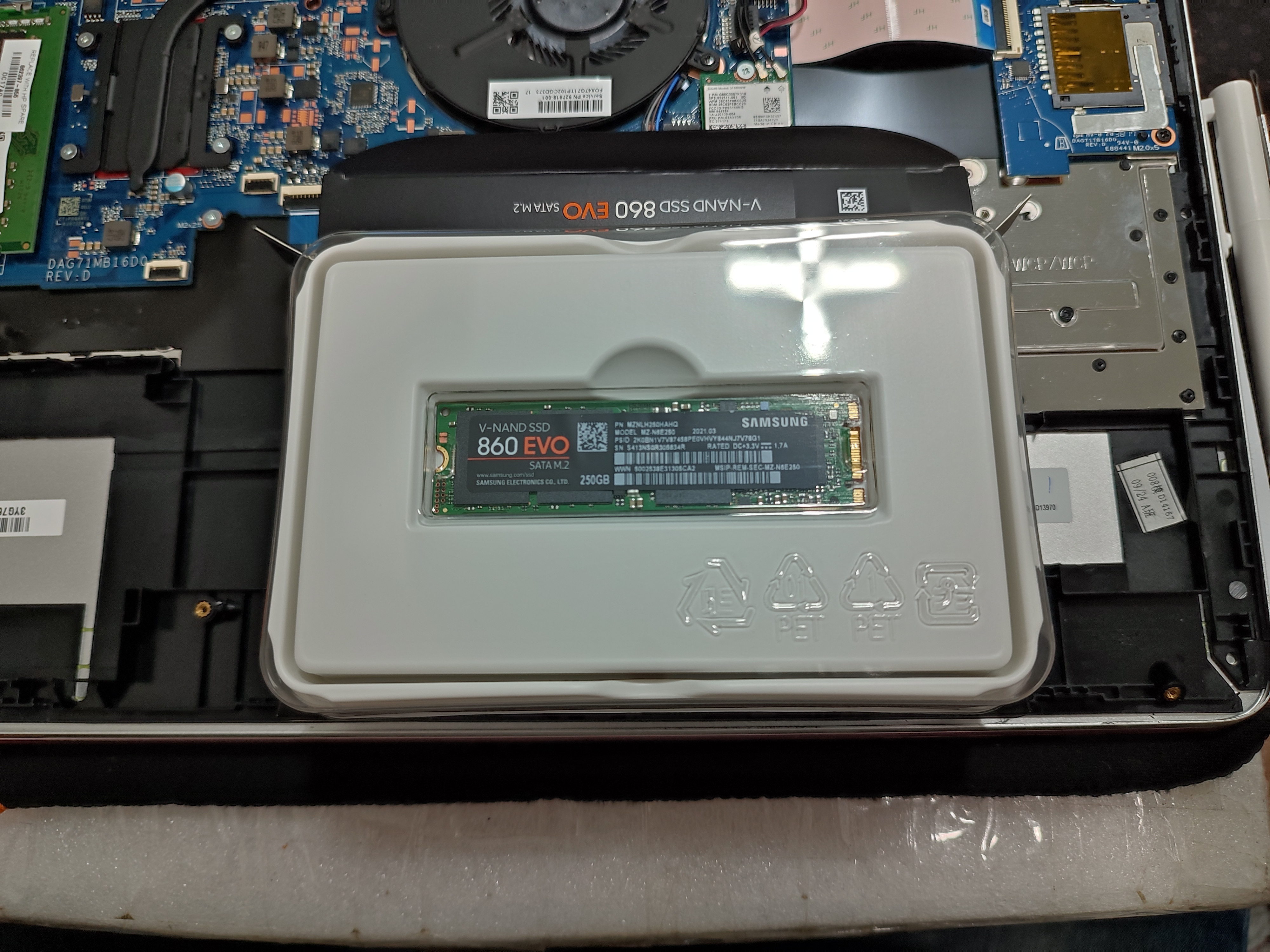 삼성 860 EVO M.2 SSD 교체 장착 과정 