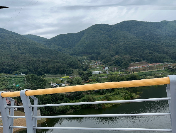 출렁다리 너머 보이는 경치 사진