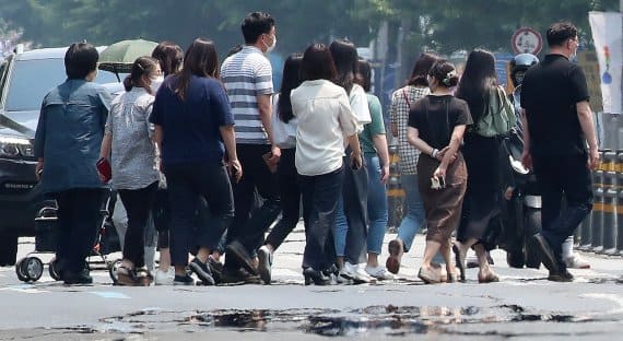  아직도 유지되고 있는 코리아 방역...연내 격리해제 못하나?...그 많은 백신접종 논란은 왜 조용할까