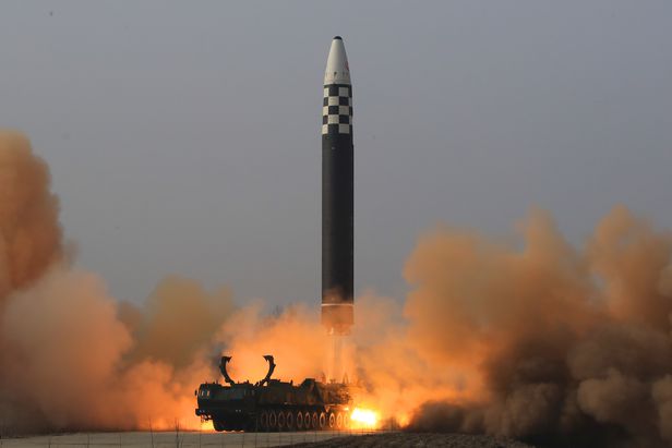 미사일엔 미사일로 北도발 맞서 5년 만에 韓美공조 北, 바이든 귀국길에 3발 발사 ICBM 1발, 단거리 미사일 2발 한미, 각각 미사일 1발씩 응사 안보실장·외교·국방장관 한미 고위급 연쇄통화