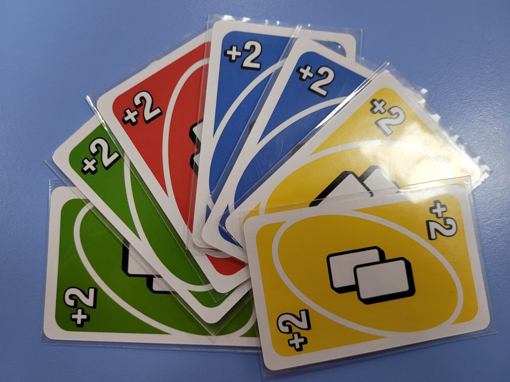 우노 색깔 특수 카드
2장 뽑기: 해당 카드를 낸 사람의 다음 순서의 사람이 강제로 2장을 뽑고 차례를 갖지 못한 채 그 다음 순서의 사람으로 건너뛴다.