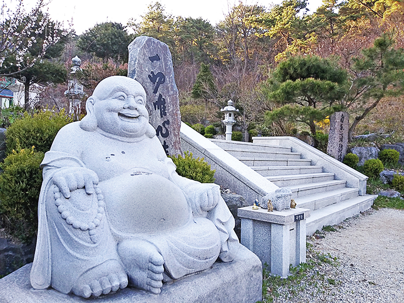 중국에서 미륵부처를 상징하는 이미지&amp;#44; 배를 내밀고 크게 껄껄 웃는 포대화상