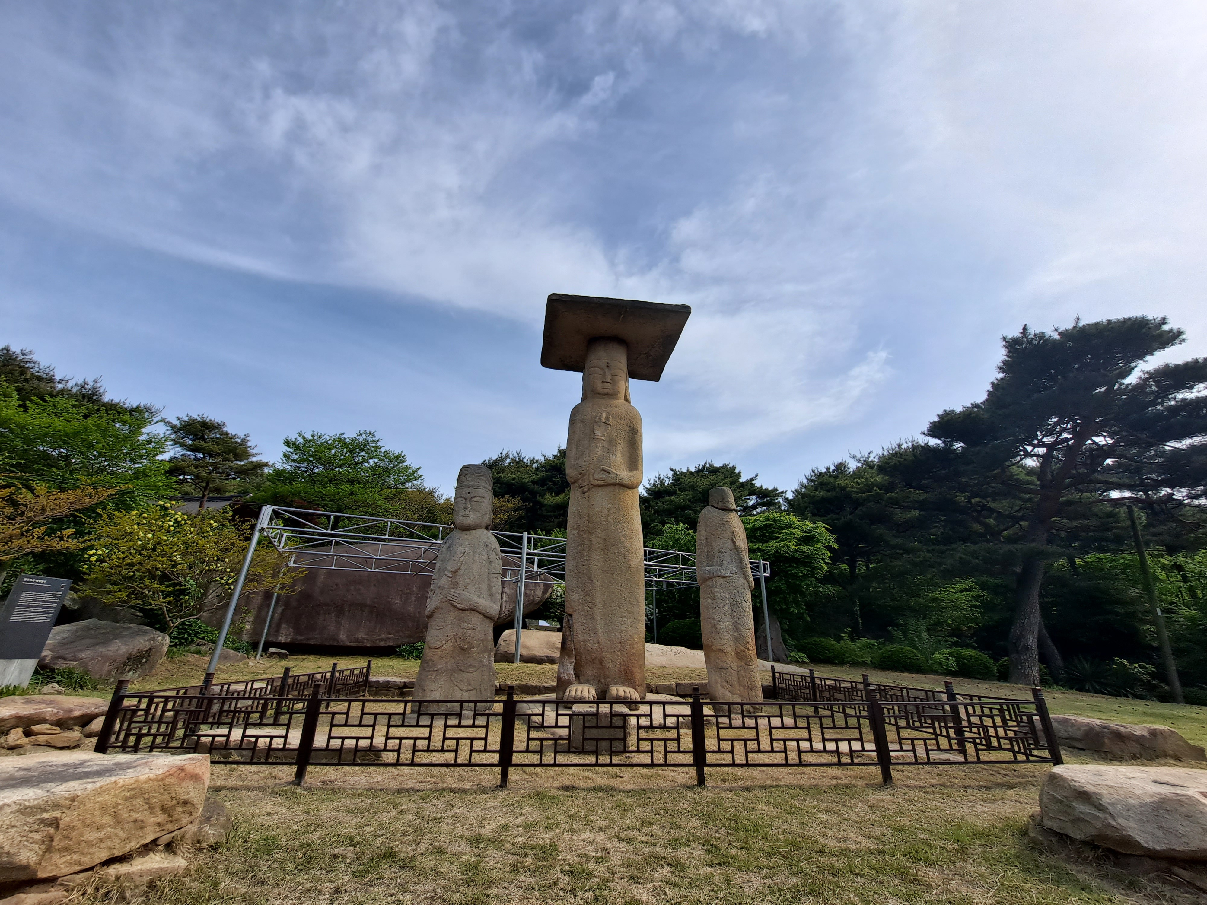  소박한 미소, 당진 안국사지 석조여래삼존입상