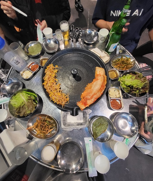 솥뚜껑삼겹살집 이미지