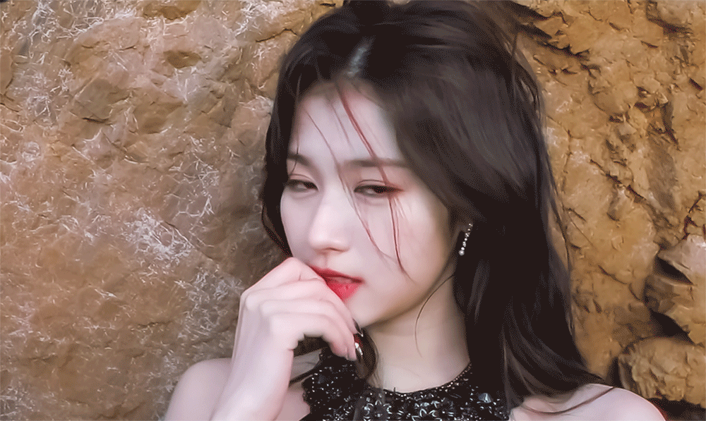  트와이스 사나 화보집 티저