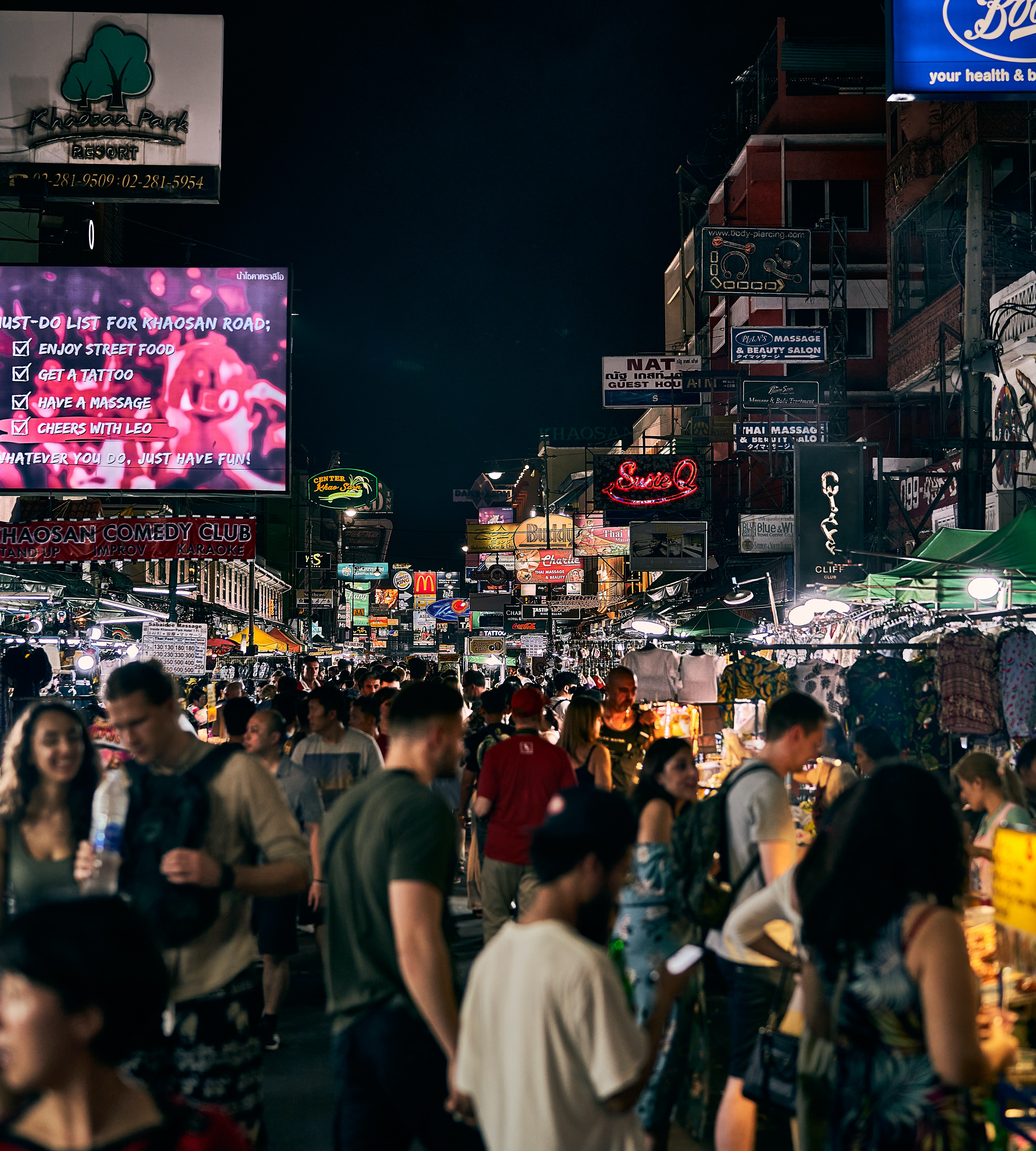 방콕 카오산 로드의 밤 거리