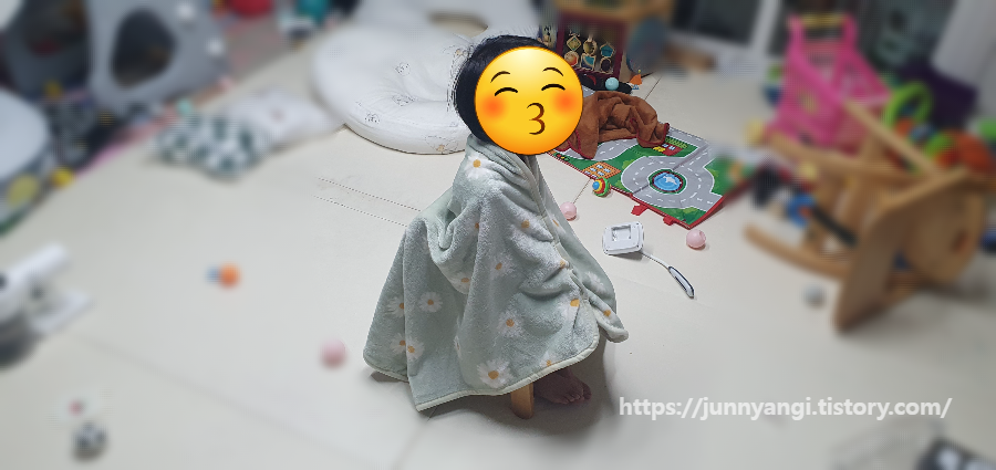 담요 덮고 있는 5살 큰아이