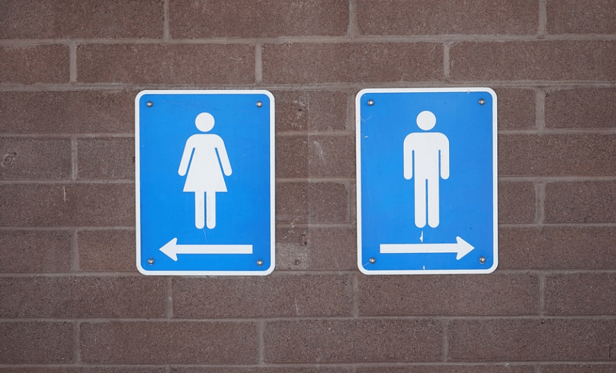 다슬기 효능은 결석 예방에 도움을 줄 수 있다 남자 여자 화장실 표시가 벽에 붙어 있다