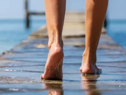 발에-가해지는-마찰과-물-접촉은-발바닥-피부의-벗겨짐을-유발합니다.