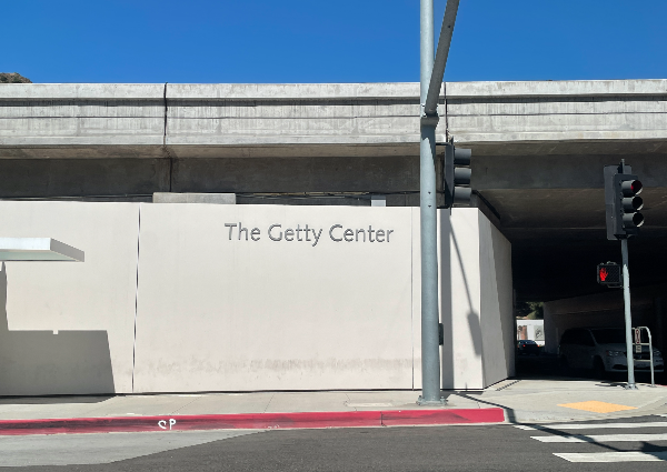 택시 안에서 찍은 게티 센터의 입구. The Getty Center라는 글씨가 하얀색 벽에 크게 쓰여져 있다. 