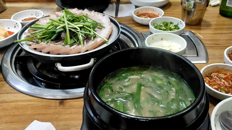  서비스에 감동받아 울컥한 돼지국밥집