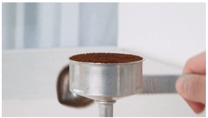 모카포트 커피 추출 방법: 커피가루 바스켓에 담기