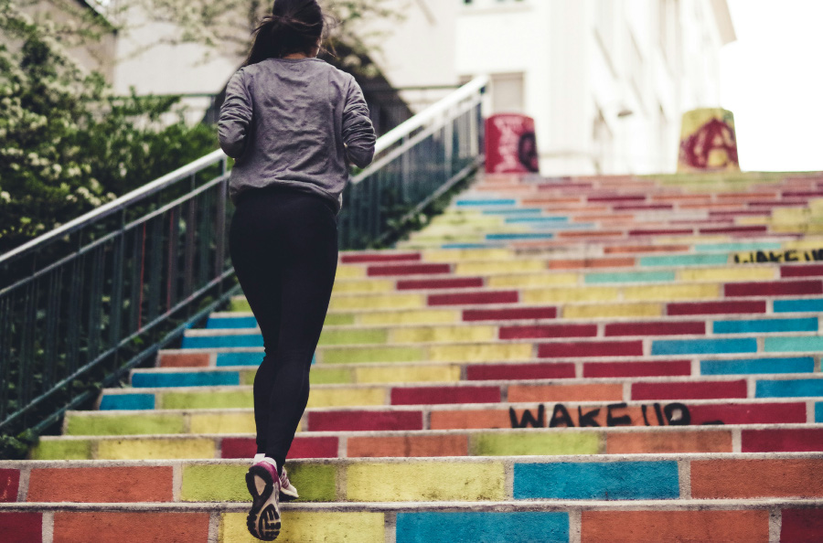 한 여성이 계단에서 뛰면서 오르는 운동을 하고 있는 것을 확대하여 찍은 사진