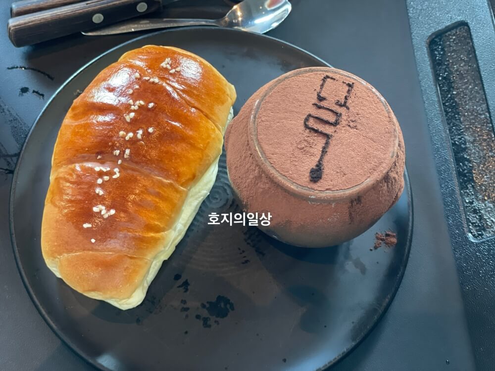 무로이 카페 - 소금빵과 항아리 티라미수