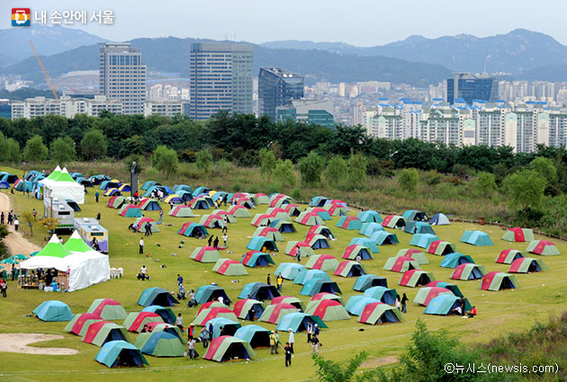 서울 노을캠핑장. 서울 마포구 하늘공원로 108-1 (상암동)