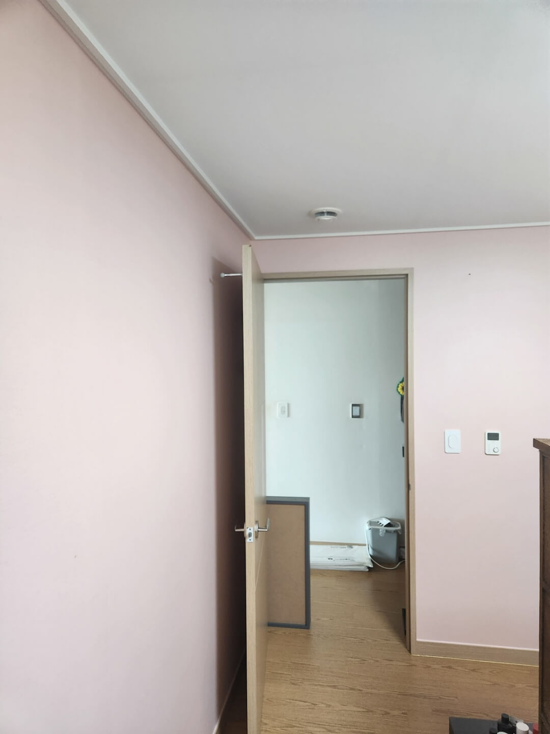 도배를 진행할 분홍색 벽지 방의 입구사진이다