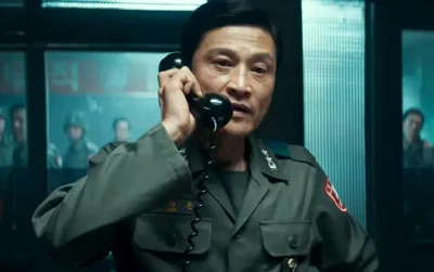 군복을 입고 전화를 받고 있는 영화 서울의 봄에서 모상돈을 연기하는 박정학
